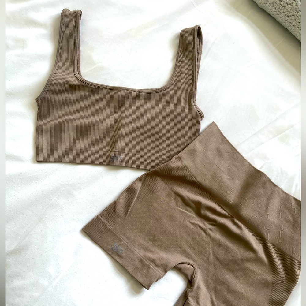 Set Active sports bra and shorts set in tan